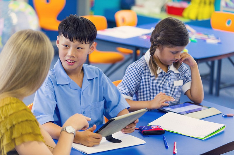Mang theo con khi đi học tại Úc: chi phí, điều kiện, và thủ tục ra sao?