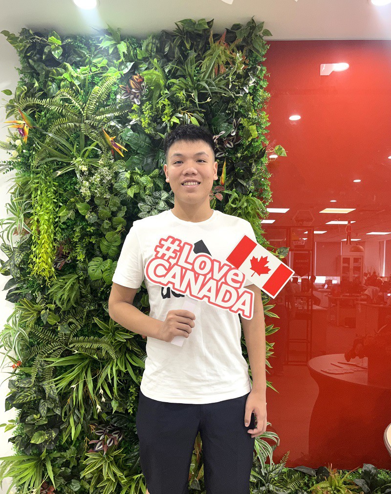 Vũ Quang Minh Chàng trai cầm chắc chiếc visa Canada từ khi vừa hoàn thành học kỳ I năm...