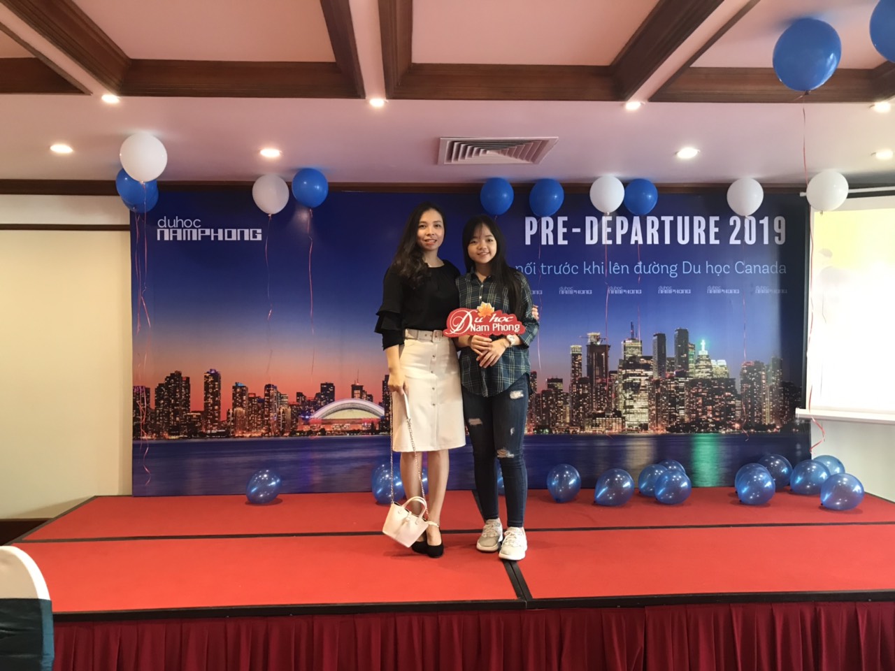 Ngọc Minh và mẹ trong buổi Pre-departure của Nam Phong 2019