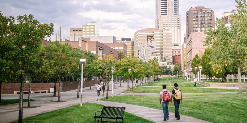Truong Dai hoc University of Colorado Denver_Students Walking