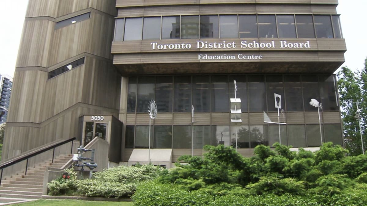 Cap nhat tinh hinh truong hoc Toronto District School Board - 1