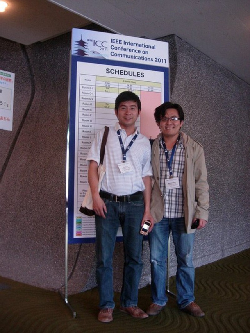Tiến sĩ Dương Quang Trung (trái) cùng với đồng nghiệp trong một chuyến công tác