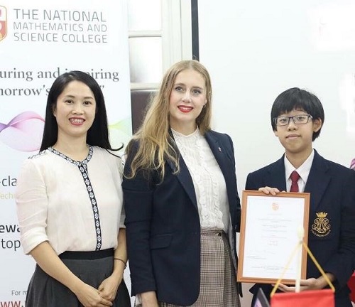 Minh Diệp (ngoài cùng bên phải) cùng cô đại diện Chuyên NatMatSci và CEO Nam Phong